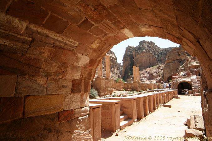 Passagem no teatro romano de Petra - Jordania