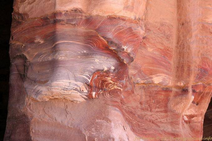 Detalhe colorido em rocha detrital, Petra Khubta - Jordania