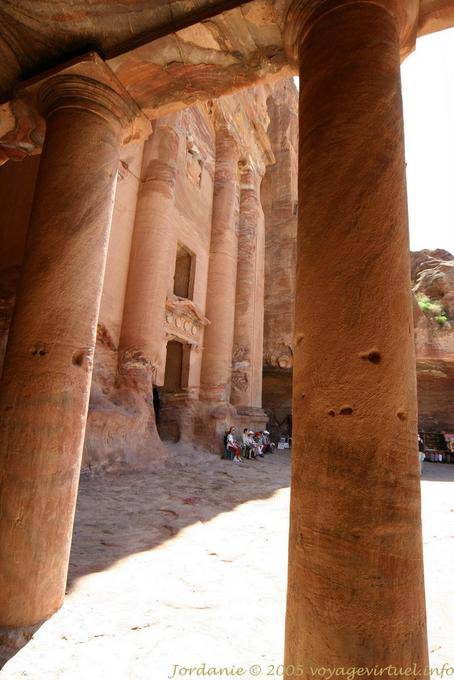 Ao longo do lado da testa pátio urna Tomb, Petra Khubta - Jordania