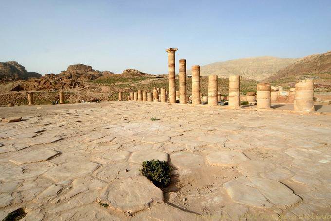 Colunas em torno dos temenos do Grande Templo, Petra Cidade Baixa - Jordania