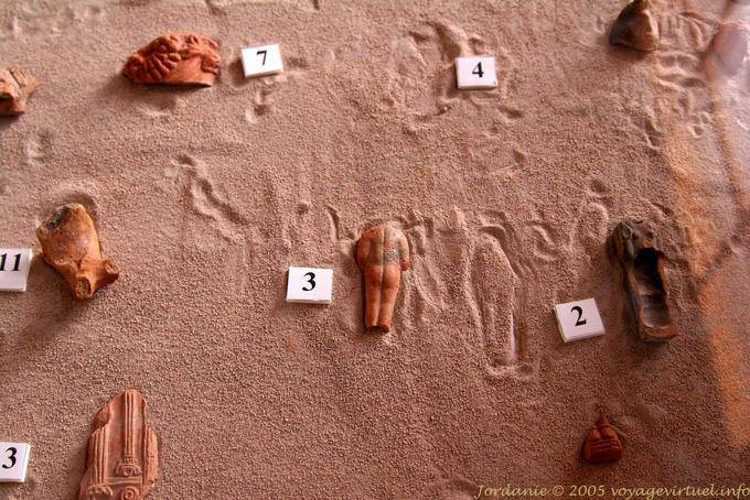 Fragmentos de esculturas expostas na areia da Petra Cidade Baixa - Jordania
