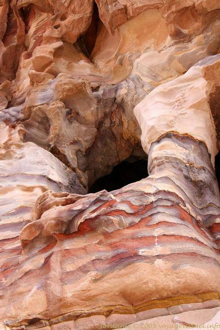 Hole in-de-rosa e amarelo arenito, Petra Cidade Baixa - Jordania