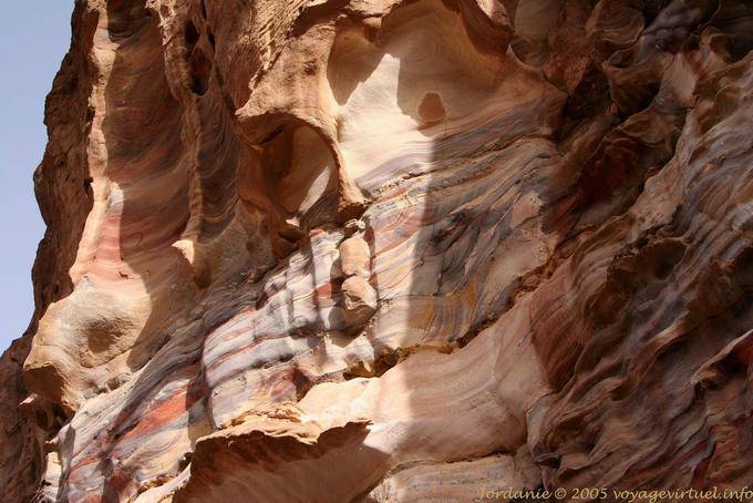 Strata e erosão na falésia, Petra Cidade Baixa - Jordania