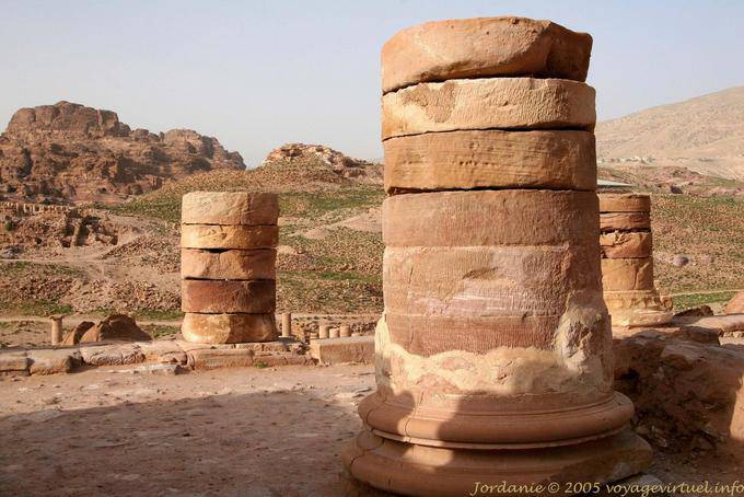 Lajes de pedra que formam coluna Petra Cidade Baixa - Jordania