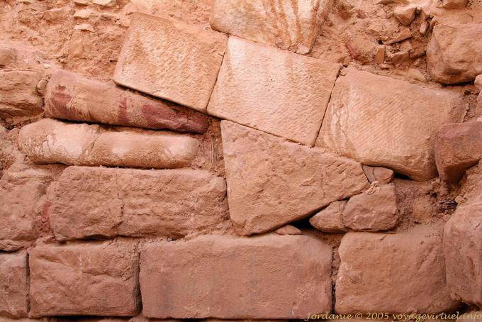 Composição pedras formando uma parede do templo, Petra Cidade Baixa - Jordania