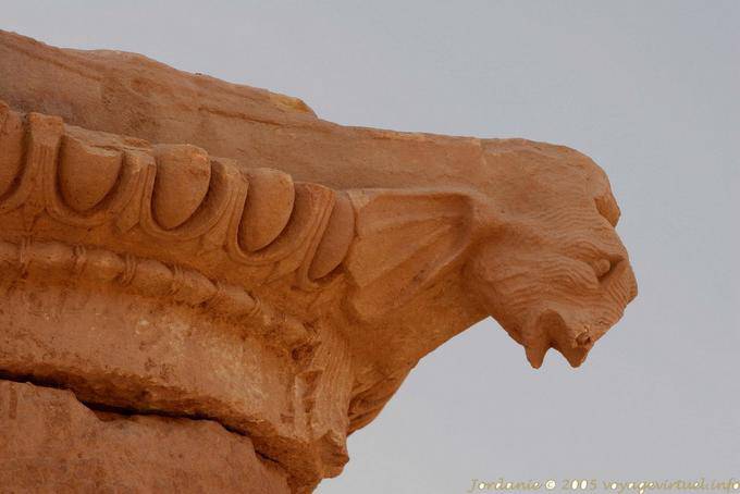 Detalhe da coluna com a decoração na forma de cabeças de animais, Petra Cidade Baixa - Jordania