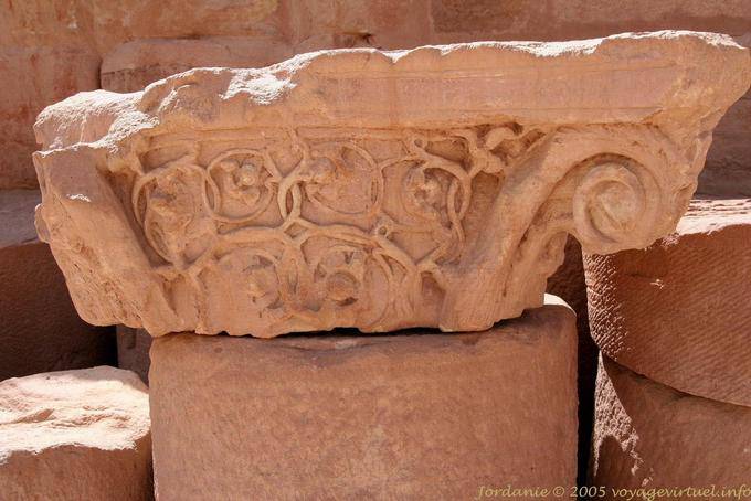 Capital de coluna para entrelaçamento artístico, igreja, Petra Cidade Baixa - Jordania