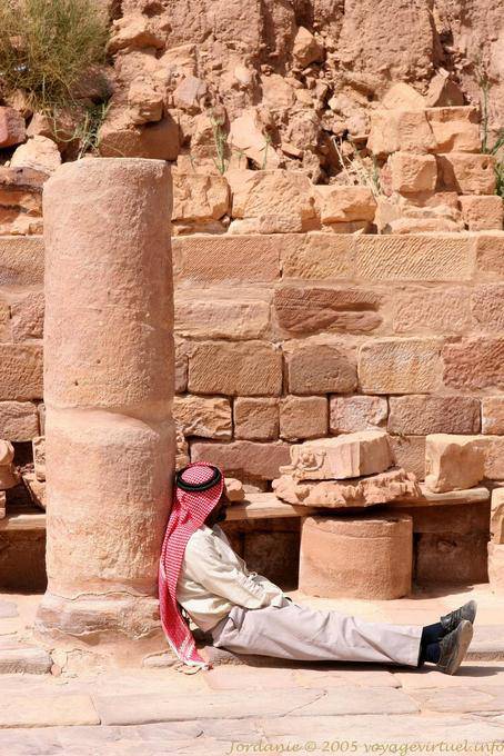 Nap, à sombra de uma coluna, Petra Cidade Baixa - Jordania