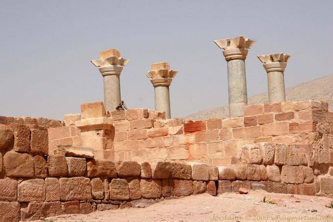 Paredes e colunas da Igreja bizantina, Petra Cidade Baixa - Jordania