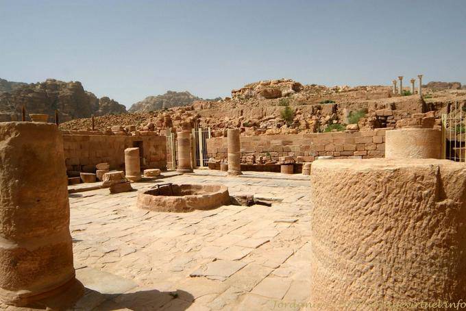 O átrio da Igreja Bizantina, Petra Cidade Baixa - Jordania