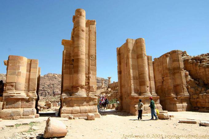 Outro ponto de vista do arco triunfal da rua Colonnades, Petra Cidade Baixa - Jordania