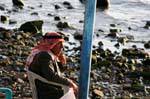 Jordan pensativamente para a beira da água, Aqaba, Jordania.