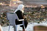 Pés Velha Senhora na água, Aqaba, Jordania.