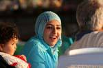 Rindo jovem mulher ao pôr do sol, Aqaba, Jordania.