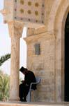 Padre ortodoxo lendo na sombra, Qasr el Yehud, Jordania.