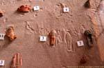 Fragmentos de esculturas expostas na areia da Petra Cidade Baixa, Jordania.