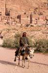 A passagem de um burro e seu mestre, Petra Cidade Baixa, Jordania.