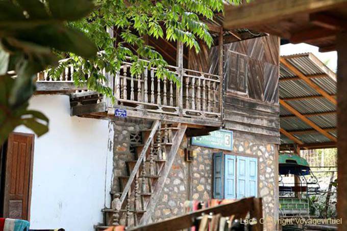 Arquitetura combinando pedra e madeira, Ban Xanhai, Laos
