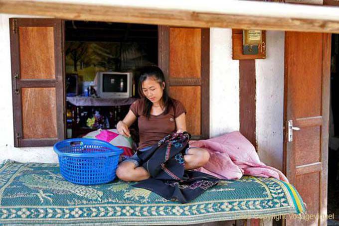 Costureira frente de sua casa, Ban Xanhai, Laos