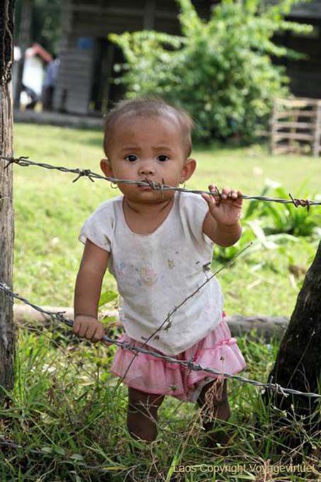 Criança com arame farpado, Khone Ilha, Laos