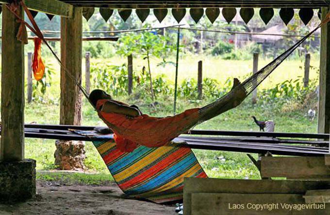 Monk descansando no templo, Khone Ilha, Laos