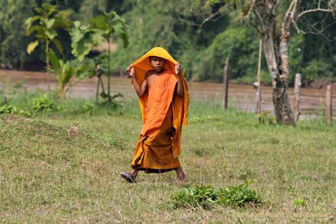 Don Khon, pequeno monge no vestido laranja, Laos