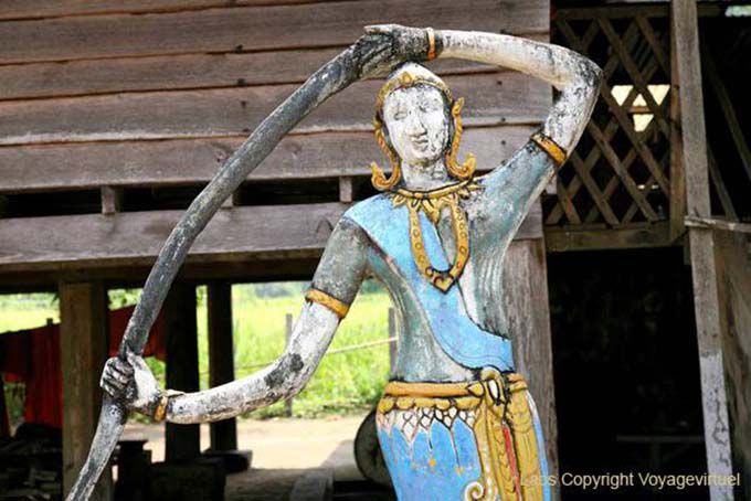Estátua de madeira em Wat Khon Tai, Khone Ilha, Laos