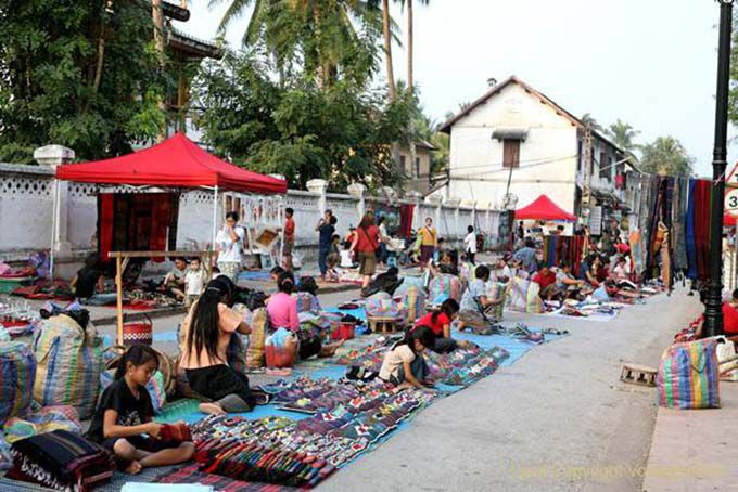 Mercado da manhã em Luang Prabang, Laos