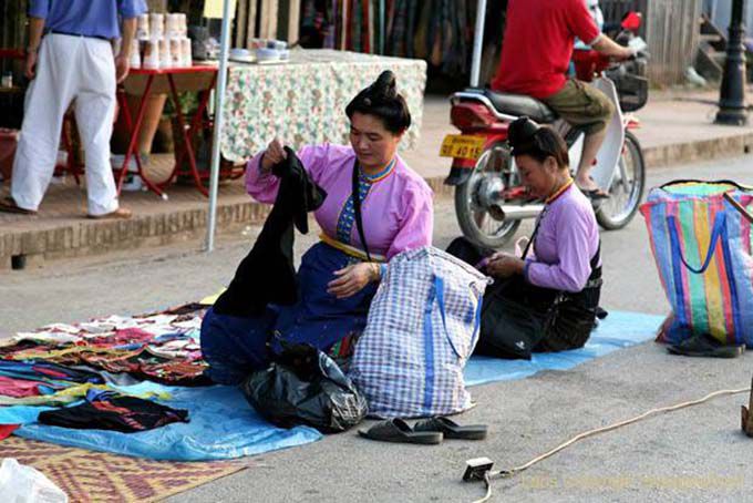 Traje tradicional dos vendedores ambulantes, Luang Prabang, Laos