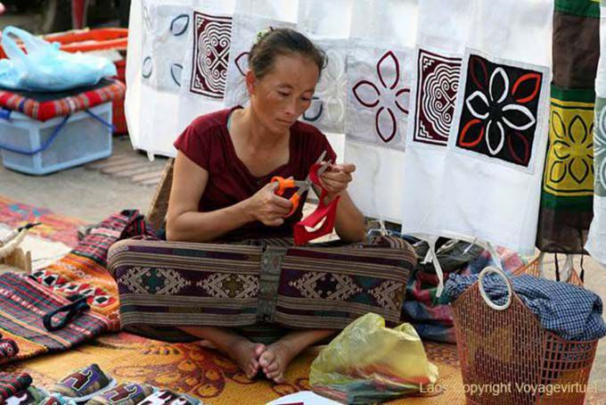 Artisan no mercado de noite, Luang Prabang, Laos