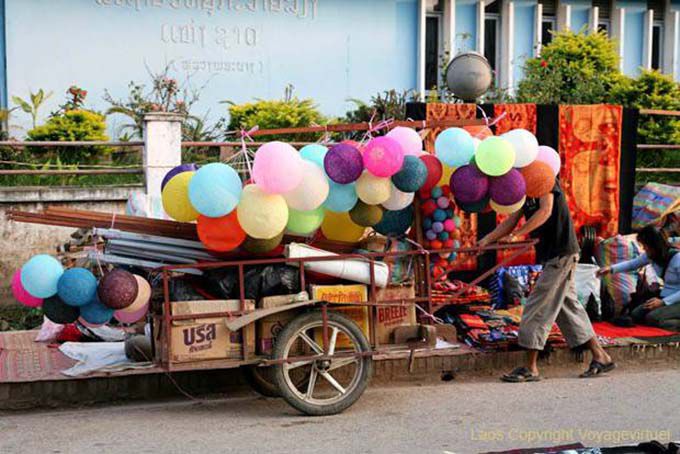 Charette vendedor de balões coloridos, Luang Prabang, Laos
