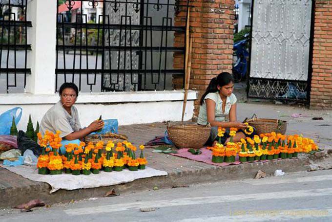 Fazendo oferendas na calçada, Luang Prabang, Laos