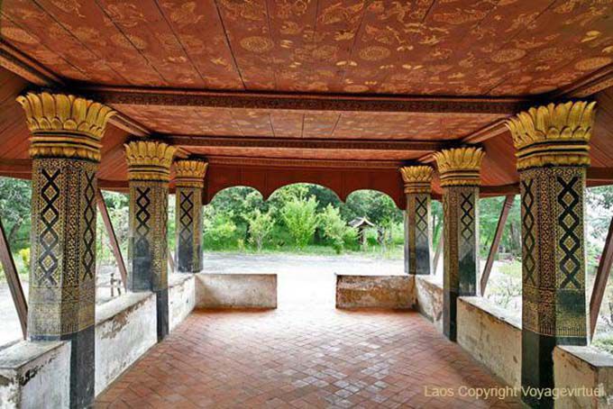 Colunas decorava a entrada, Wat Longo Khoun, Luang Prabang, Laos