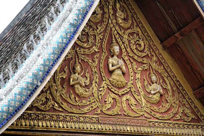 Frontão com vinhas e figuras budistas, Wat Longo Khun, Laos