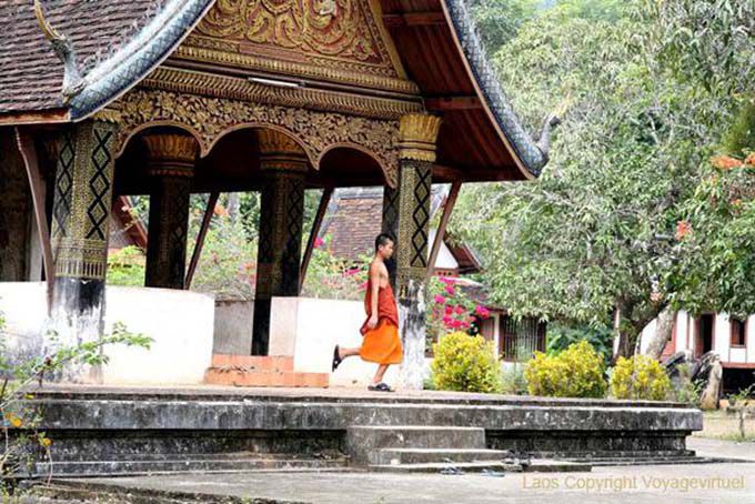Monges budistas no templo, Wat Longo Khoun, Luang Prabang, Laos