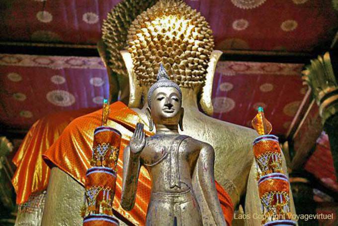 Atrás do grande Buda, Wat Mai, Luang Prabang, Laos