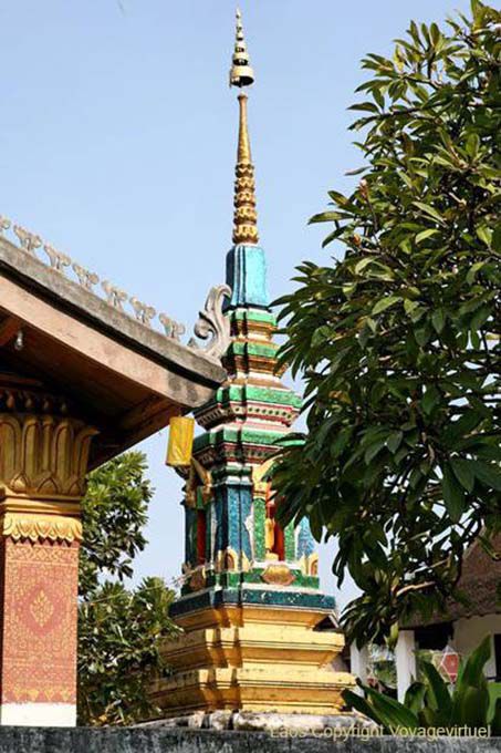 Pequeno stupa pintado, Wat Sene Soukharam, Luang Prabang, Laos