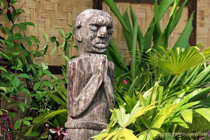Estátua de madeira em Wat Sene Soukharam, Luang Prabang, Laos