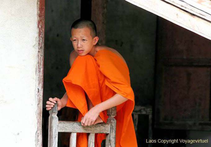 Jovem monge pensativo, Wat Sene Soukharam, Laos