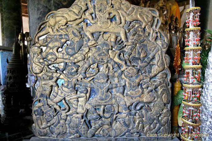 Candelabra com cenas do Ramayana, Wat Visoun, Laos