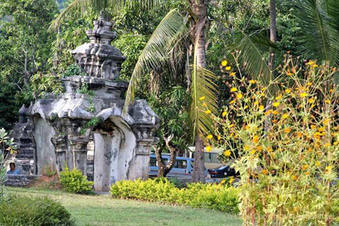 Porta precária conectar Wat Aham e Wisunalat, Wat Visoun, Laos