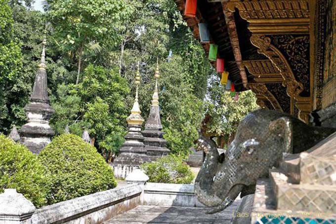 Elephant, espelho e stupas, Wat Xieng Thong, Luang Prabang, Laos