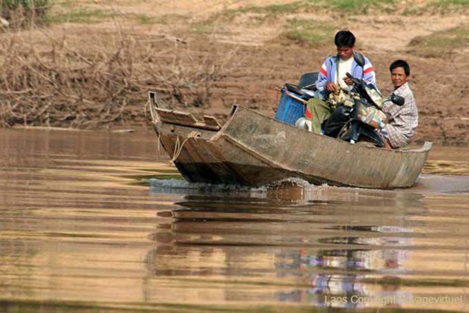 Cruzando o rio em Pakse, Mekong, South Laos, Laos