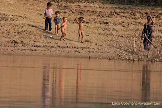Crianças se divertem, Mekong, South Laos, Laos