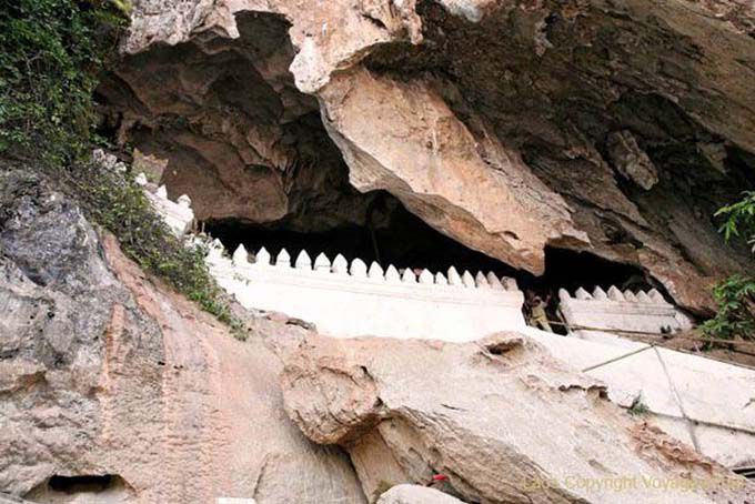 A entrada para Tham Ting, Pak Ou, Laos