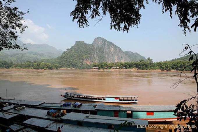 Vista panorâmica do rio e as montanhas de Pak Ou, Laos