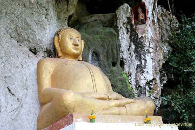 Buddha Potbellied na entrada da Tham Phum, Pak Ou, Laos