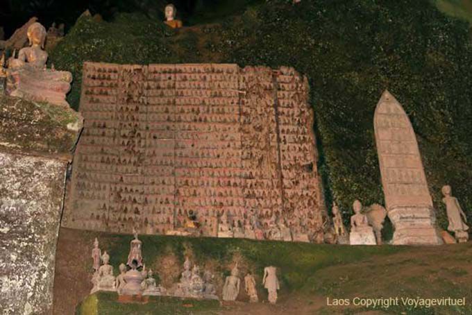 Prateleiras Buddhas em Pak Ou, Laos