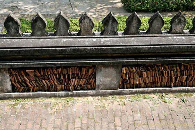 Tijolos plana na parede, Wat Phra Kaew Ho, Vientiane, Laos