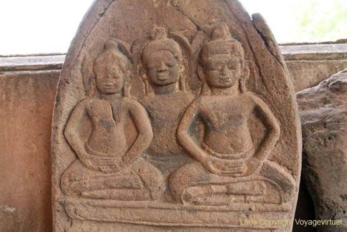 Triptych de Buddhas assentado em estela Wat Ho Phra Kaew, Vientiane, Laos